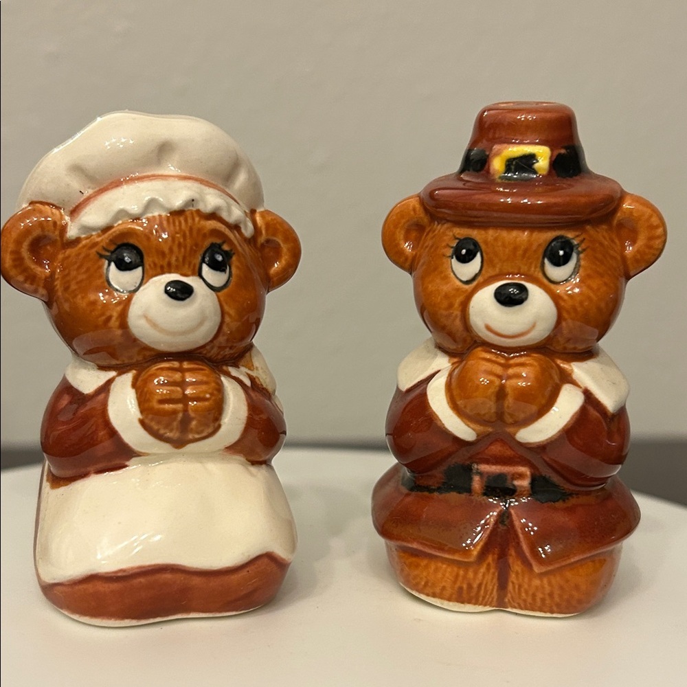 Vintage 80’s Lefton Pilgrim Bears Ceramic Salt and Pepper Shakers - Picture 8 of 9